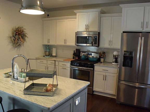 Brand new marble kitchen with upgraded appliances 