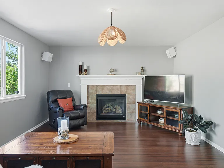 4579 Laurelglen Ln — Photo 5
