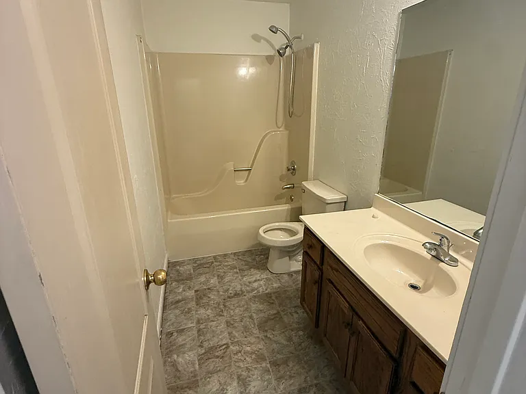 2216 Jonathan Ln — Photo 5
