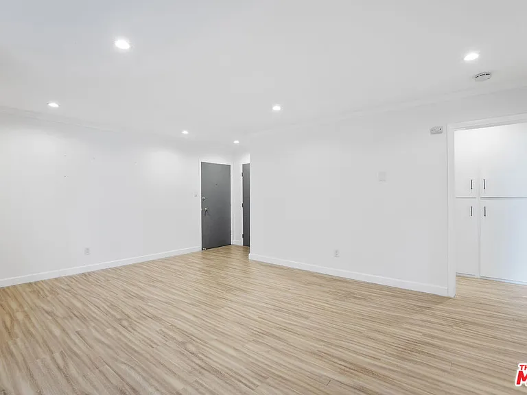 960 Larrabee St #214 — Photo 14