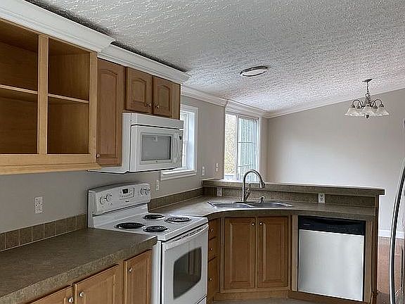4th image of 1035 Artella Dr