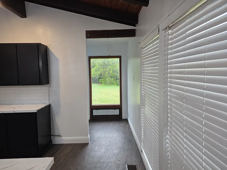 1002 W Bear Creek Rd — Photo 3