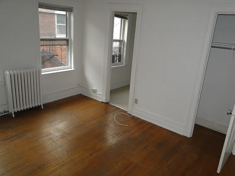 194 Oxford St — Photo 5