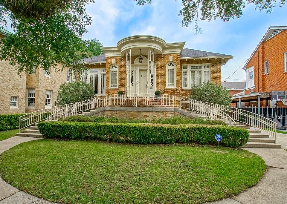 1st image of 30 Versailles Blvd