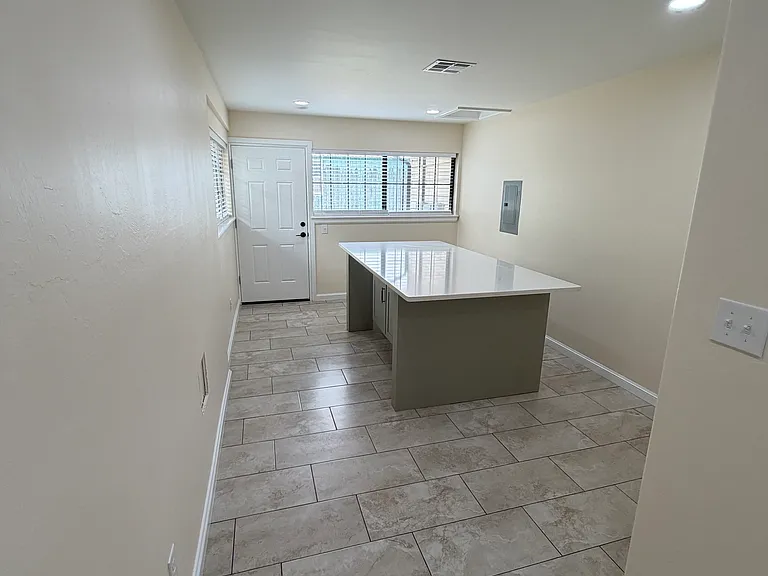 901 SW 49th St — Photo 5