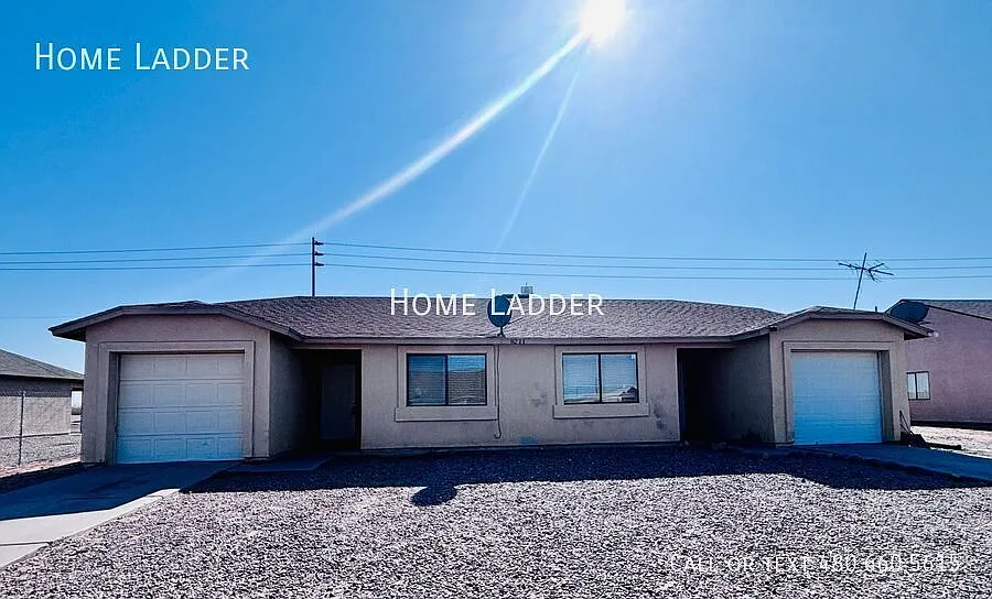 Great 3 Bedroom 2 Bath with a Garage in Arizona City! — Photo 2