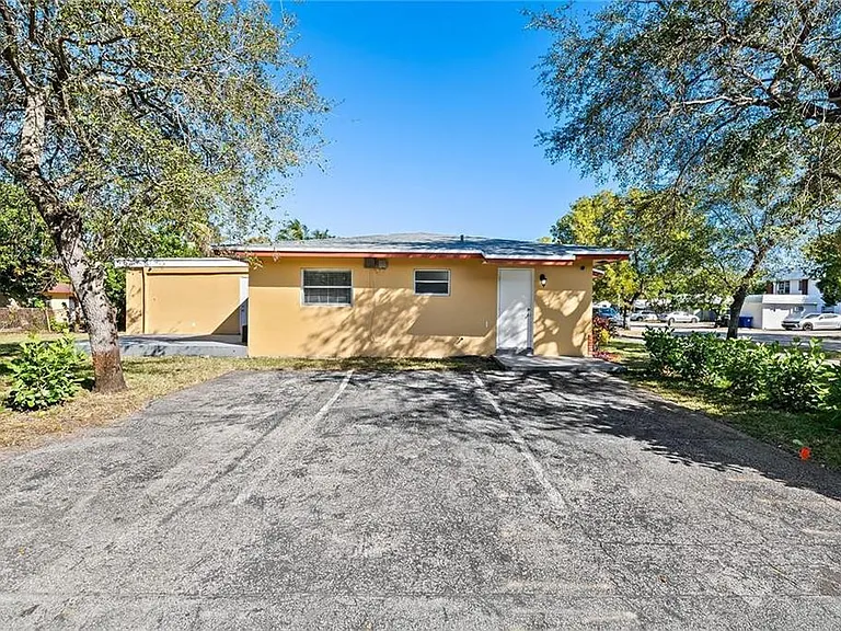 583 NW 17th Pl — Photo 9