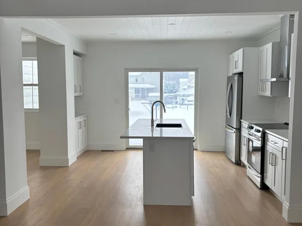 214 Center St, Dupont, PA 18641