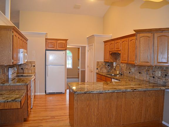 5th image of 665 Summerwood Dr