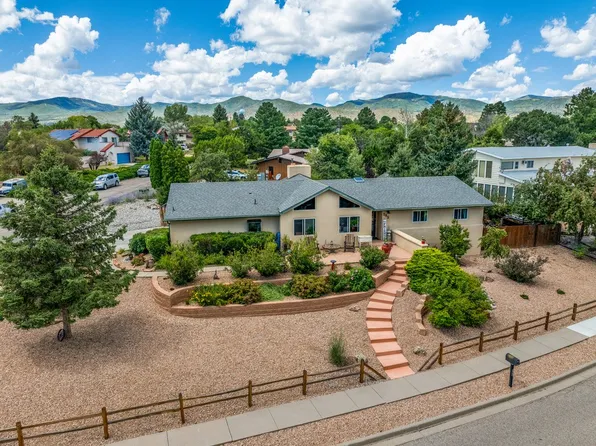 585 Navajo Rd, Los Alamos, NM 87544