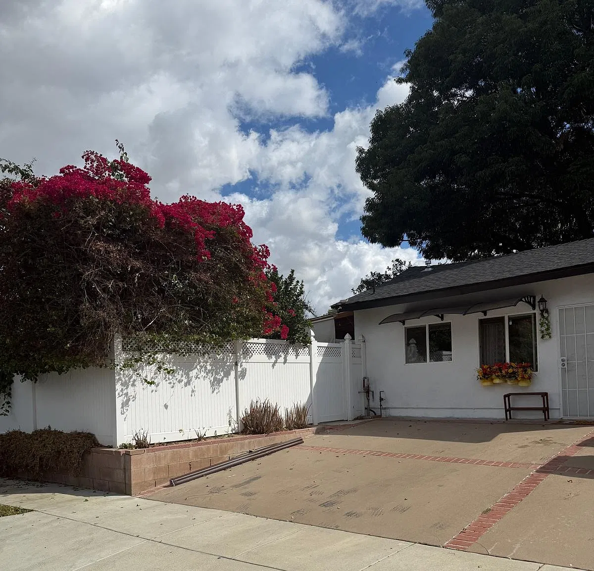 N Farralone, Canoga Park — Photo 1
