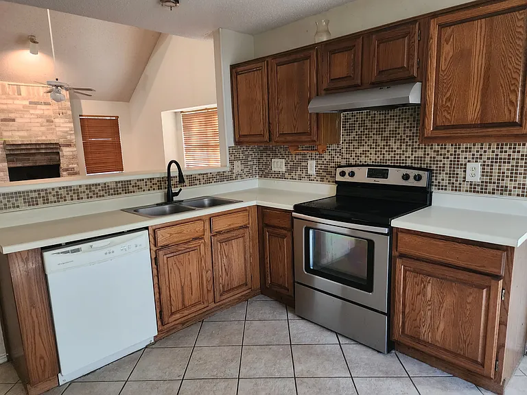 3618 Lake Sunset Ct — Photo 4