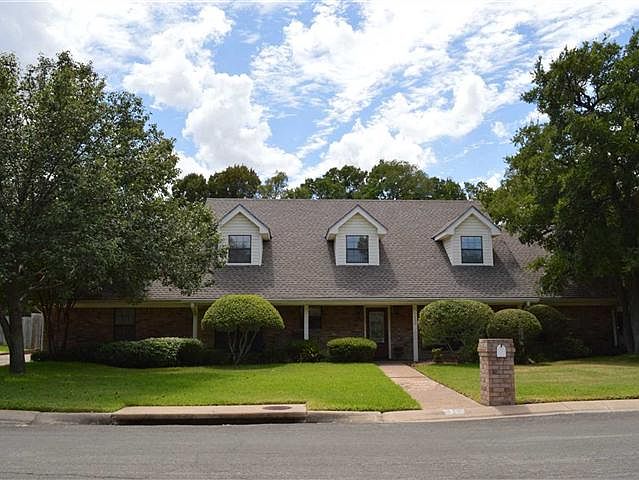 1st image of 1602 Oak Hollow Dr