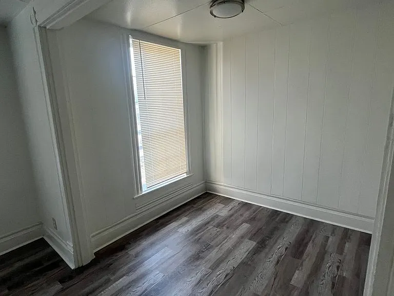 2922 Bank St — Photo 8
