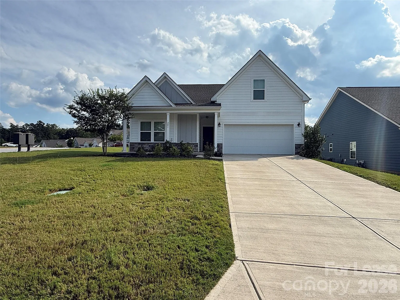 4 bed, 3.0 bath, 1894 sqft, $2,200 — Photo 1
