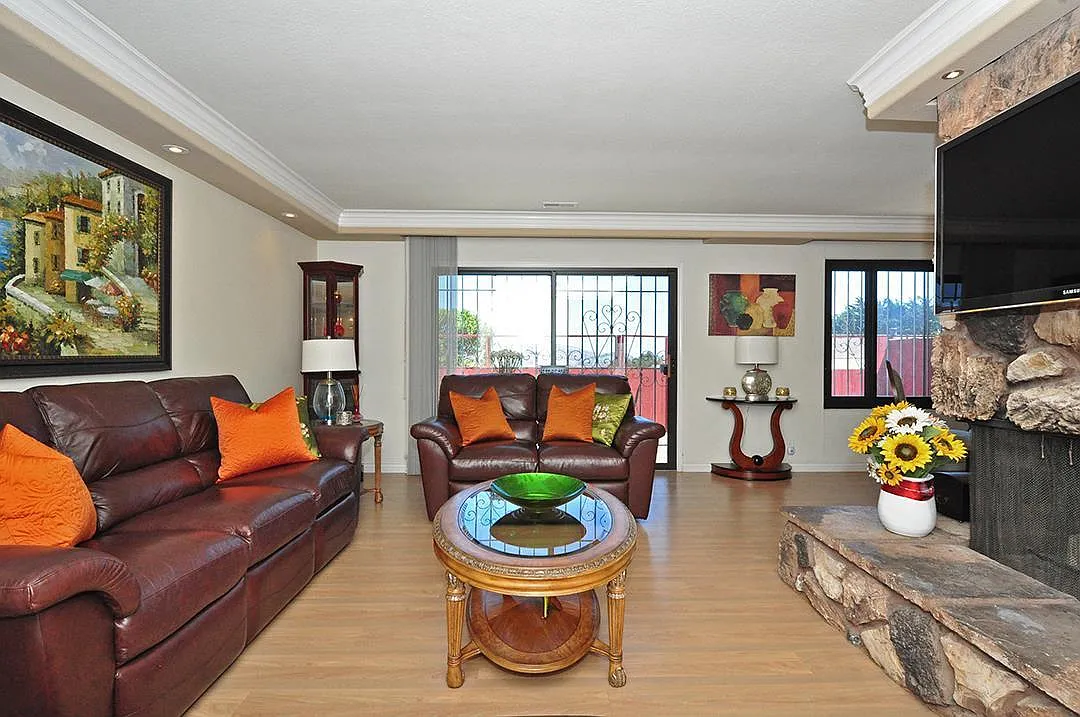 3 bed, 1360 sqft, $4,400 — Photo 3