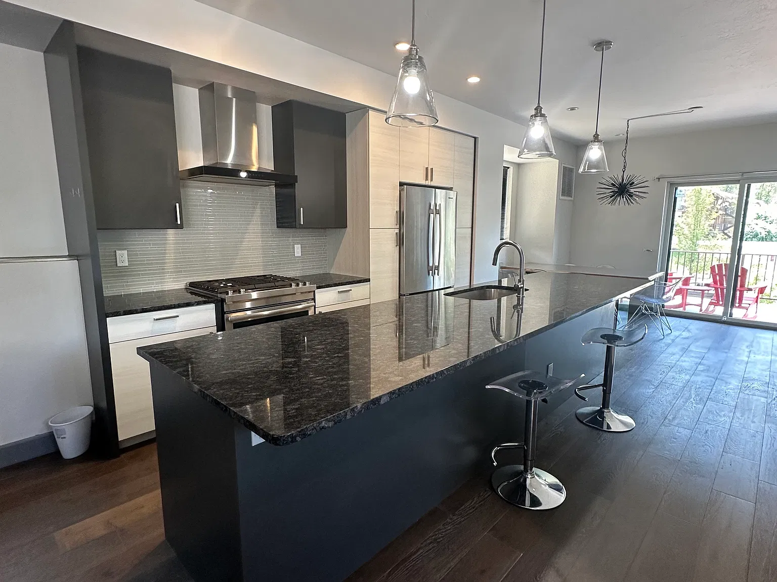 3 bed, 1976 sqft, $3,200 — Photo 1