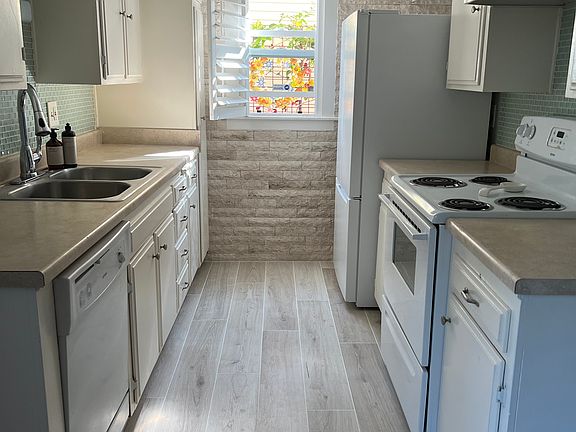 3rd image of 325 Windward Ave