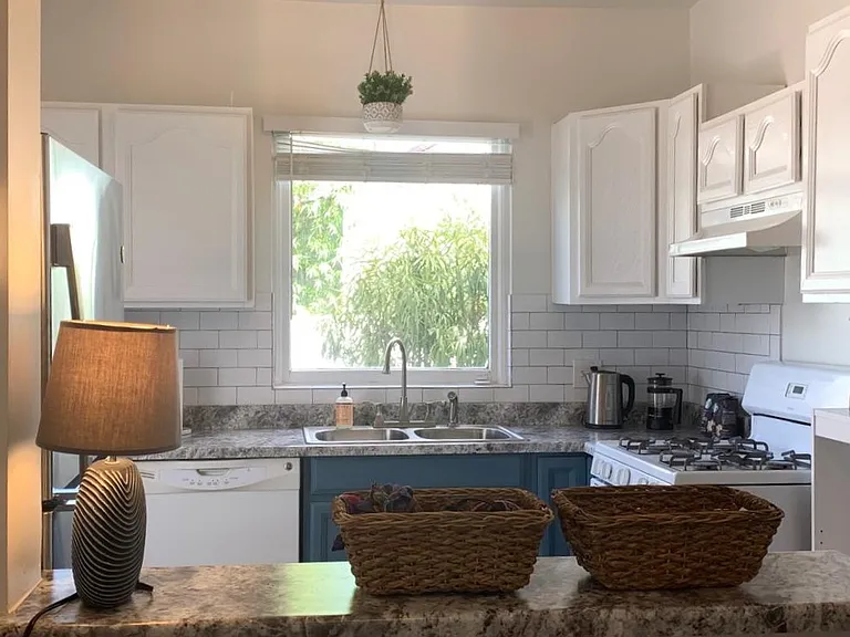 1011 E Elm St — Photo 1