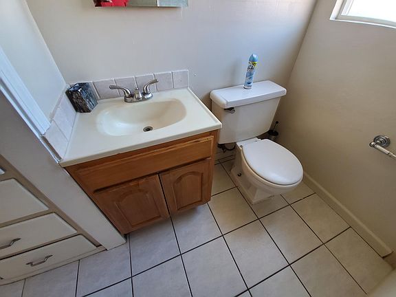 Full size bath room