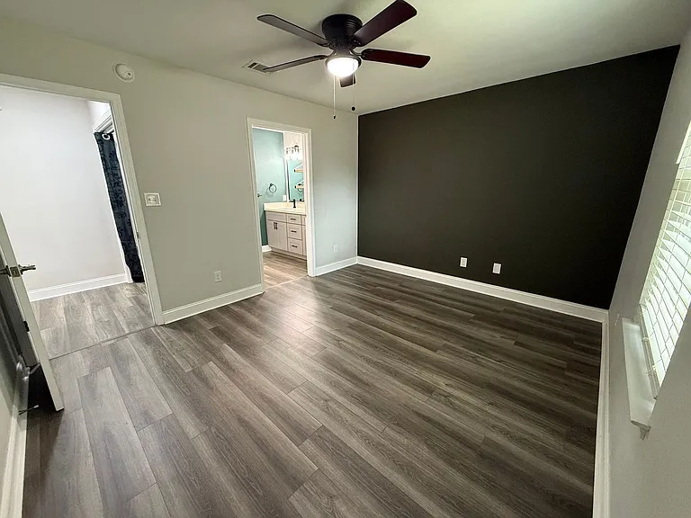 1046 Simpson St — Photo 15