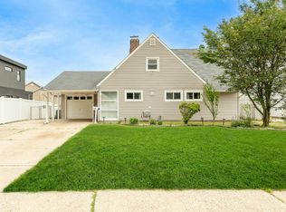 5 Short Ln, Levittown, NY 11756