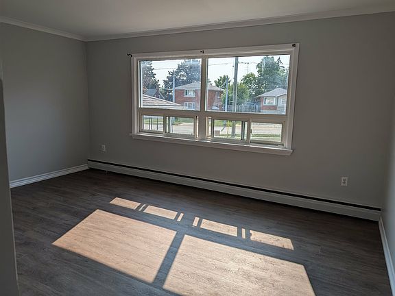 5th image of 282 Ottawa St S #3
