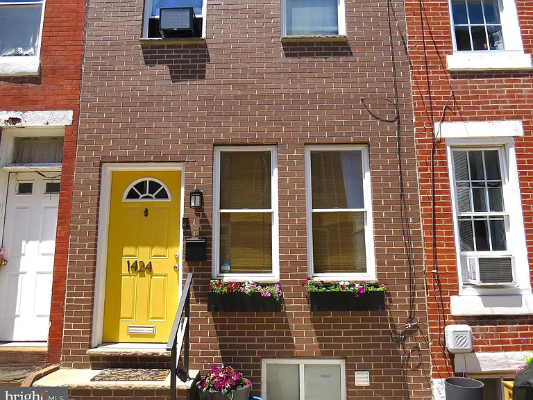 1424 S Orianna St — Photo 1