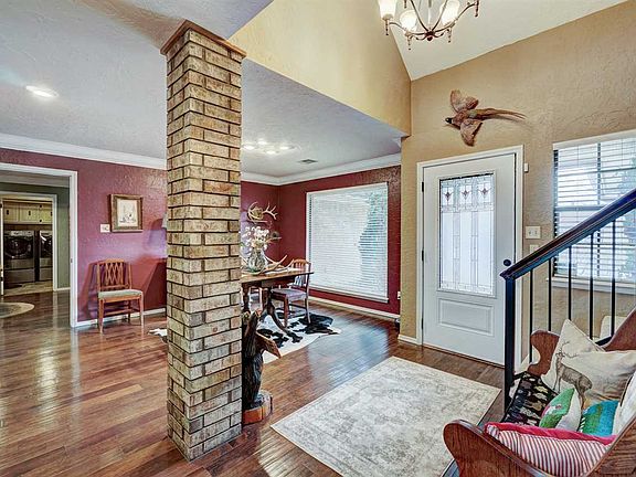 2nd image of 904 NW Becontree Dr