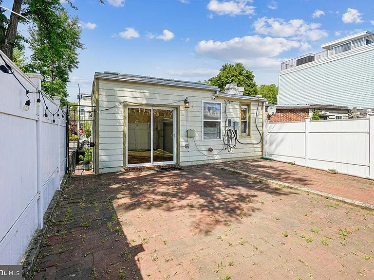 1339 C St NE — Photo 23