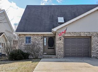 2533 Live Oak Dr, Crest Hill, IL 60403
