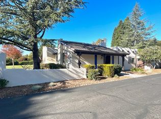 227 Candlelight Dr, Santa Rosa, CA 95403