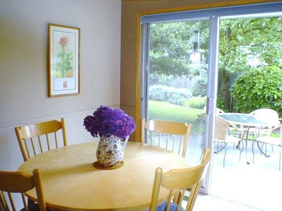 Eating nook and look to patio