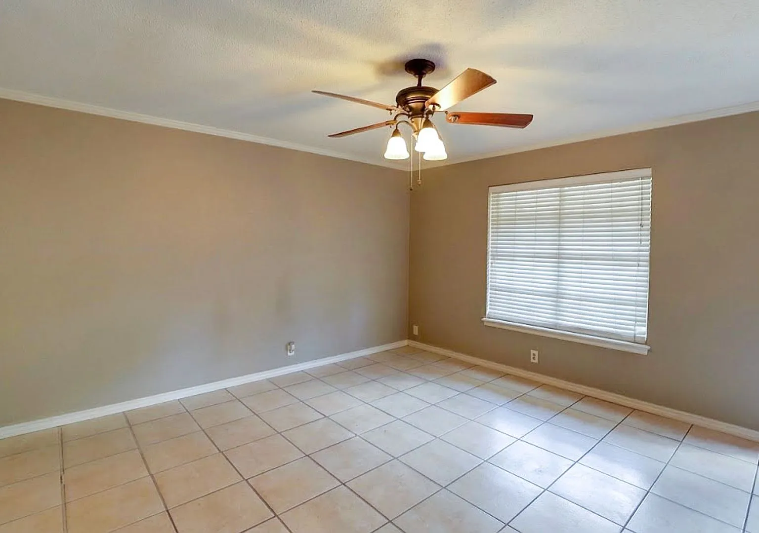 2 Bedroom 1 Bathroom House For Rent — Photo 3
