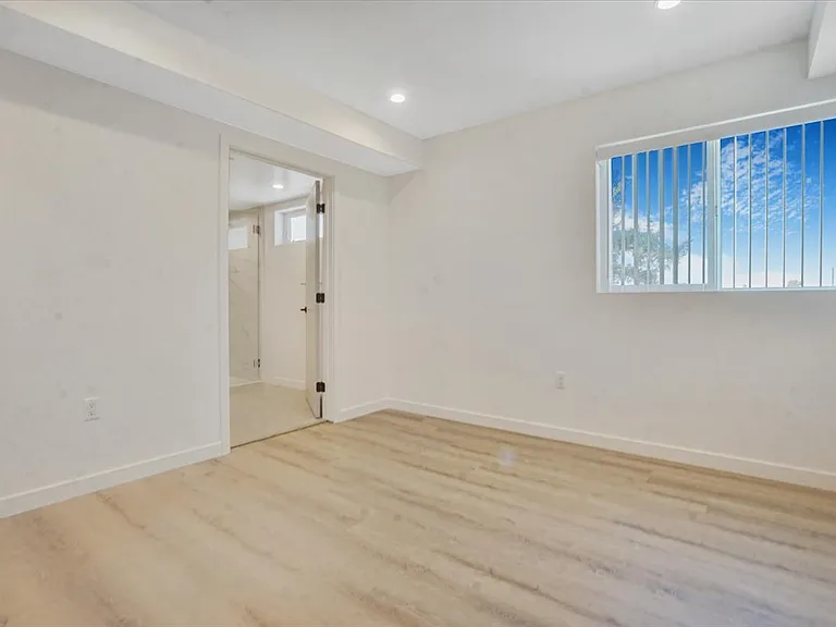 10918 Camarillo St #301 — Photo 9