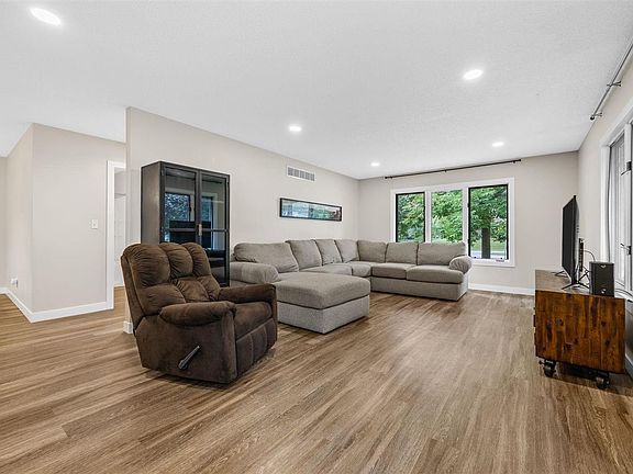 4th image of 1011 Rochester Ave