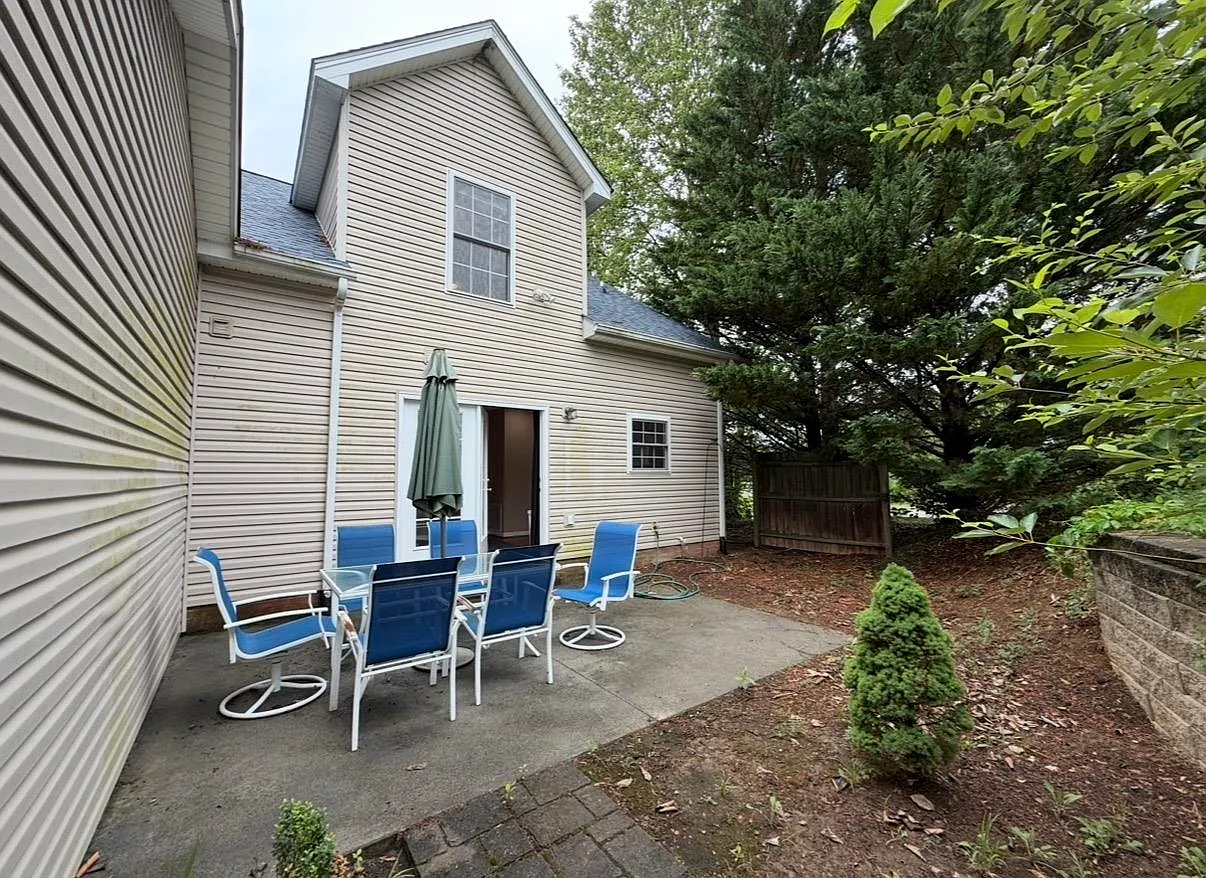 3 bed, 2.5 bath, 1746 sqft, $2,200 — Photo 4
