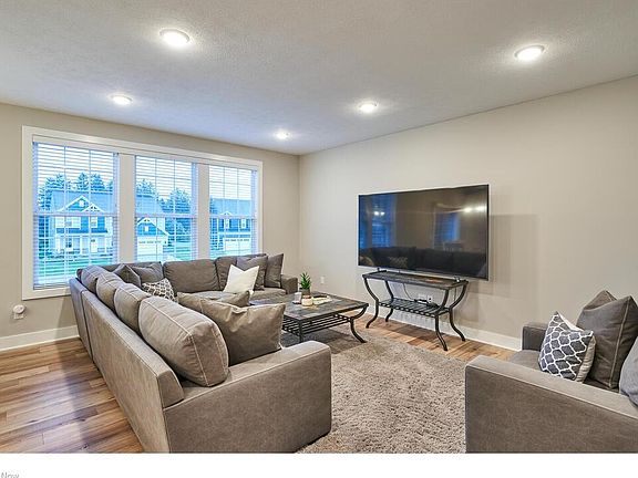 5th image of 989 Hawkin Ln