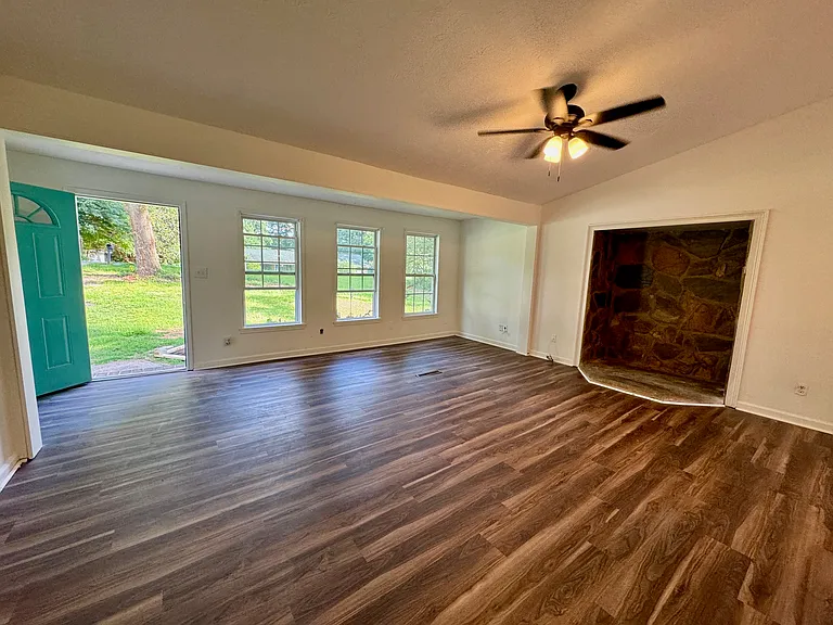 3355 Poplar Dr — Photo 3