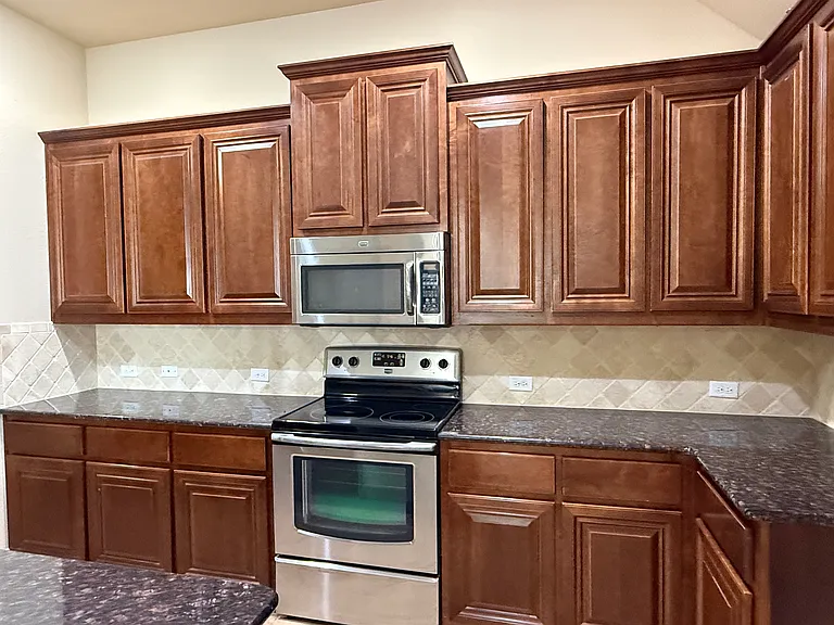 4303 Oak Bluff Dr — Photo 7