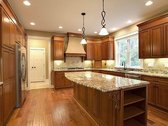 4th image of 1207 Lakeview Dr