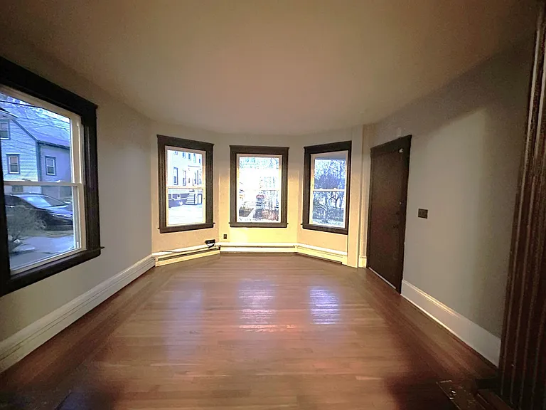 210 Howell St — Photo 5