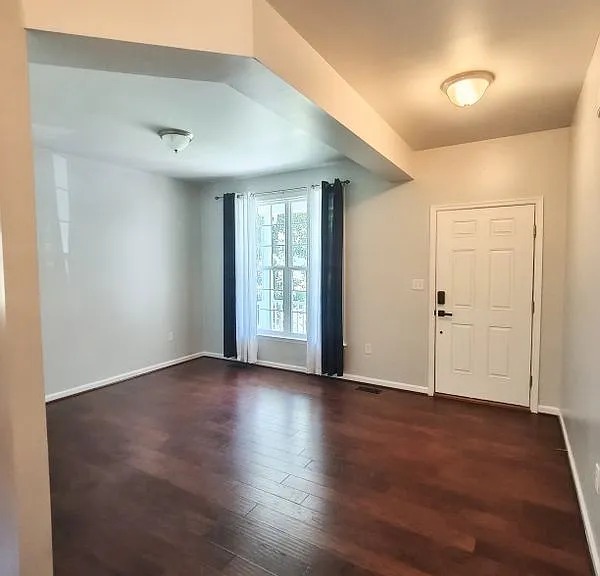 2913 Lakeview Pkwy — Photo 3