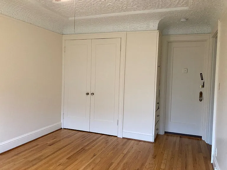 Burgess Apartments — Photo 4