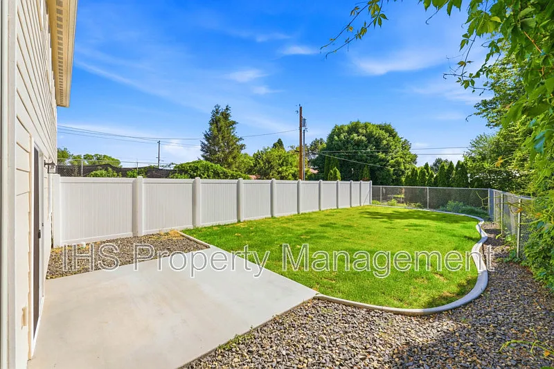 3 bed, 2.0 bath, 1174 sqft, $1,695 — Photo 2