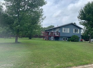 807 6th St, Walhalla, ND 58282