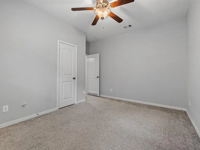 636 Maple Point Dr E — Photo 17