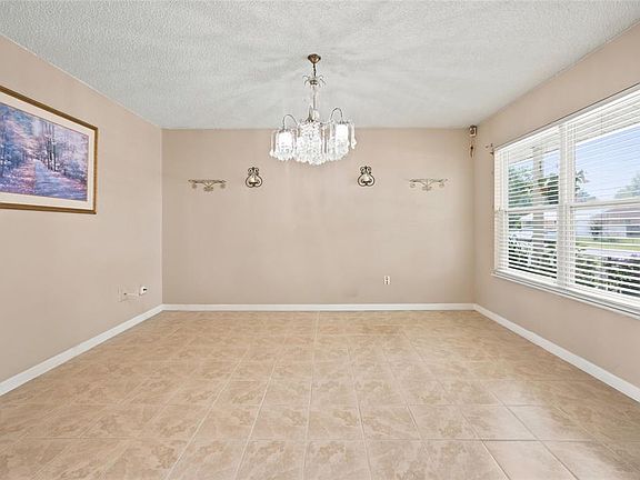 4th image of 35 HICKORY TRACK WAY