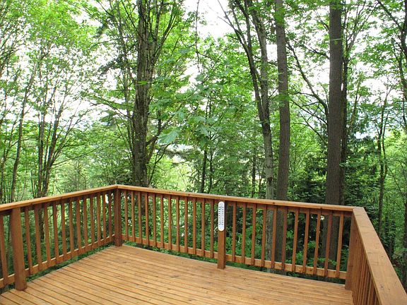 Great deck overlooking greenbelt!