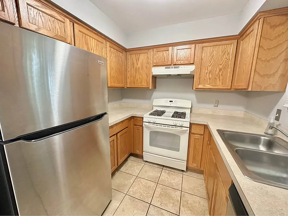 2 bed, 1000 sqft, $1,600 — Photo 2
